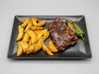 Costillar asado a baja temperatura con salsa bbk