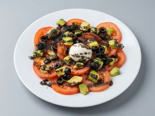 Carpaccio de tomate con burrata y dados de aguacate