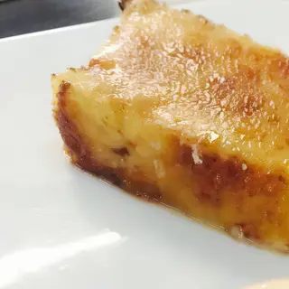 Lingote de torrija con yema caramelizada
