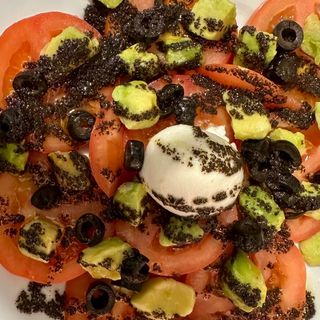 Carpaccio de tomate con burrata y dados de aguacate