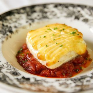 Lomo de bacalao con pisto y alioli gratinado