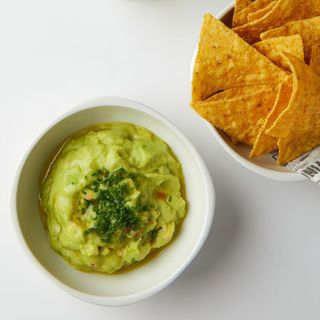 Guacamole con totopos