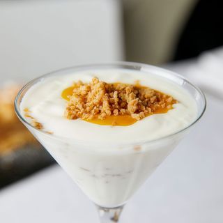 Yogur griego, chutney de mango y crumble de frutos secos