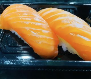 Salmón crudo (niguiri)