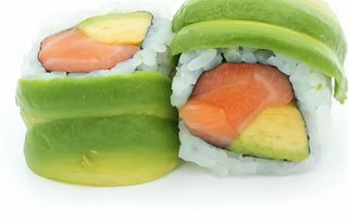 Salmón con aguacate (niguiri)