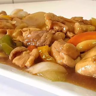 pollo con verduras y almendra