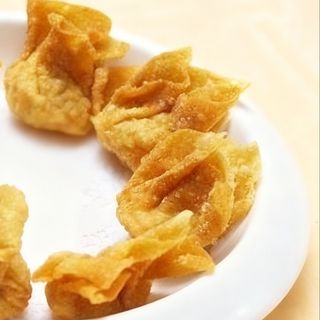 wantun frito con queso y cangrejo