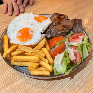 Chuleta De Cerdo, Patatas, Huevo Y Ensalada