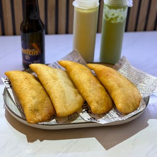 Empanada Caraota Con Queso