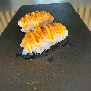 Nigiri de Salmon flameado (2pzas)