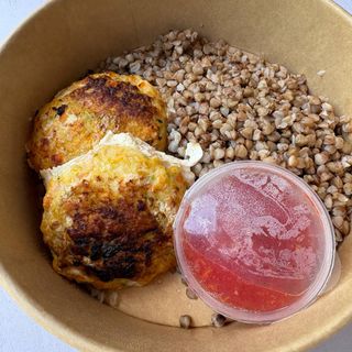Chuleta de pollo con trigo sarraceno y salsa de tomate