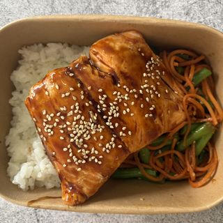 Salmón teriyaki con arroz