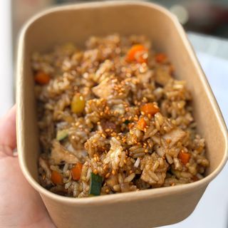 Arroz teriyaki con pavo y verduras salteadas