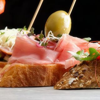 Montadito: Lomo Adobado Con Cebolla Y Queso