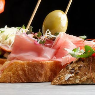 Montadito: Lomo, Queso Y Tomate