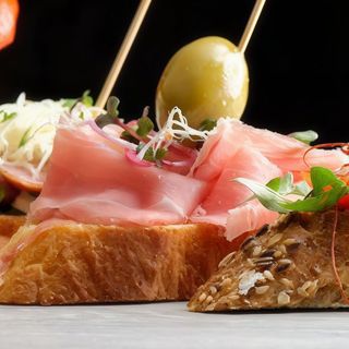 Montadito: Tortilla Española, Cebolla Y Tomate