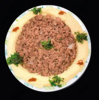 Tapa de hummus con carne