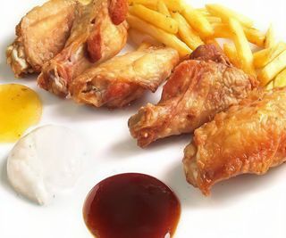 Alitas de pollo (6 uds.), patatas fritas y salsa