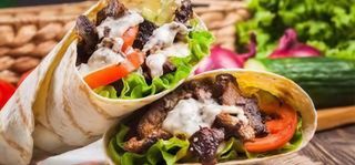 Doner carne, salsa barbacoa y queso
