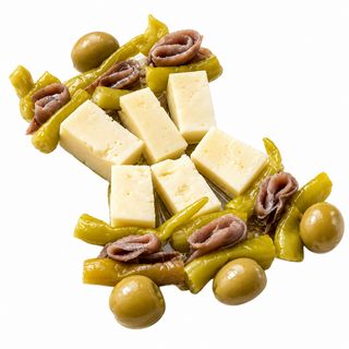 Queso acompañado de anchoas, piparras y aceitunas