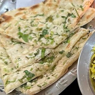 Cheese garlic naan