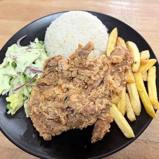 Pollo broaster con arroz blanco