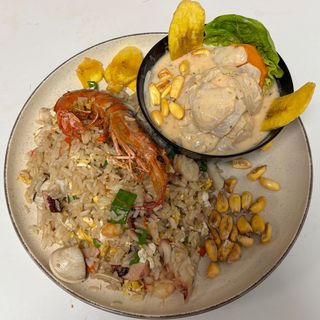 Dúo ceviche con arroz chaufa de mariscos