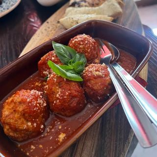 Albóndigas de carne con pan artesanal