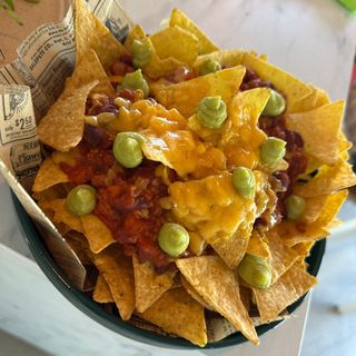 Nachos Con Queso Fundido Y Guacamole