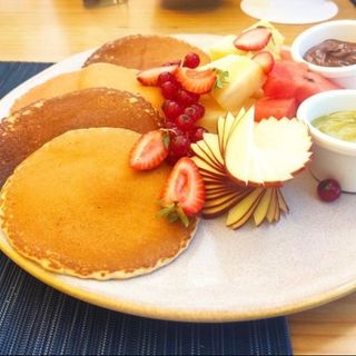 Pancake con miel y fruta