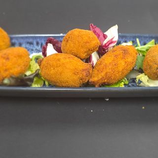 Croquetas de cochinillo con manzana.