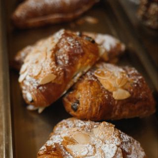 Pain Au Chocolat Con Almendras