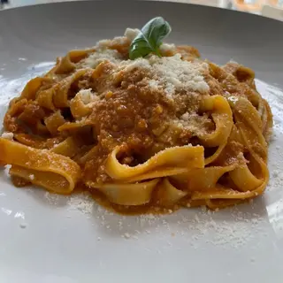 Fettuccine Fresco con Salsa a la Boloñesa