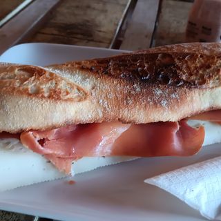 BOCADILLO TOMATE QUESO SERRANO