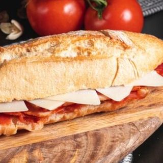 BOCADILLO SALAMI QUESO TOMATE