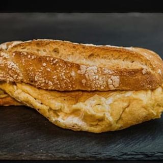BOCADILLO TOMATE, TORTILLA FRANCESA Y QUESO