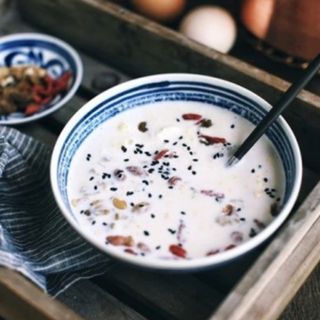 Vino de arroz glutinoso fermentado con leche y huevo  牛奶醪糟