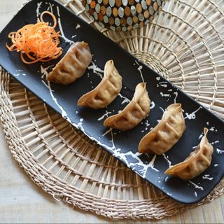 Gyoza a la Plancha De Ternera Y Cebolla (6 Pzs.)