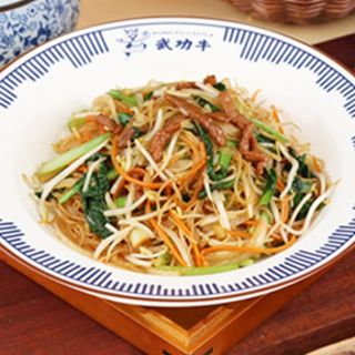 Fideos de arroz salteados