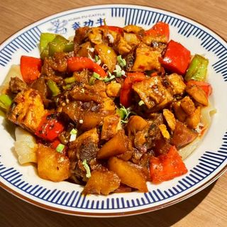 Pollo al estilo Sinkiang con fideos anchos(大盘鸡宽面)