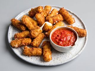 Palitos de mozzarella con mermelada de fresa (ración)