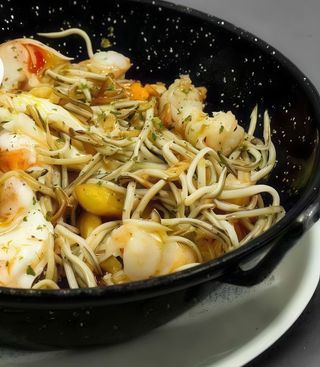 Sartén de gulas y gambas con patatas y huevos