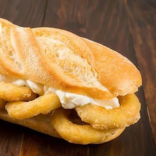 BOCATA DE RABAS CON ALIOLI + PATATAS + BEBIDA