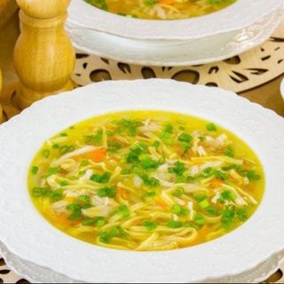 Sopa de pollo con fideos