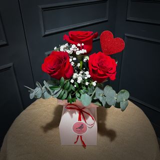 Caja "Detalle para enamorados" con tres rosas rojas