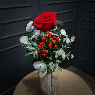 Ramito de una rosa con Hypericum