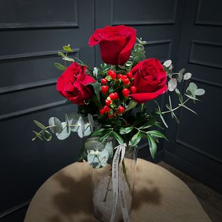 Ramito de tres rosas con Hypericum