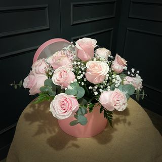 Caja sombrerera grande con 12 rosas color rosa