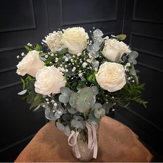 Ramo de seis rosas blancas