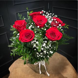 Ramo de seis rosas con paniculata